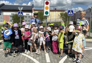 В дошкольном центре маленьких пешеходов учили безопасности на дороге 🔦